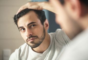 Perché cadono i capelli al cambio di stagione?